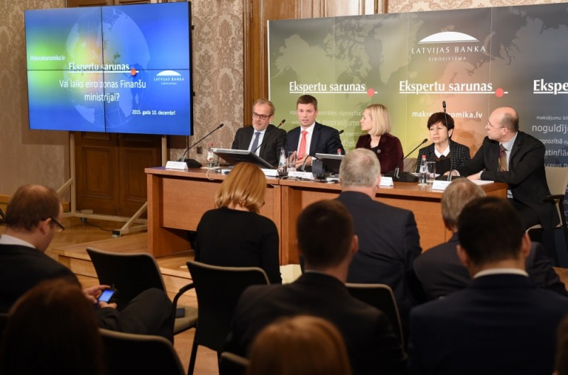 Ekspertu saruna: Vai laiks eiro zonas Finanšu ministrijai? 