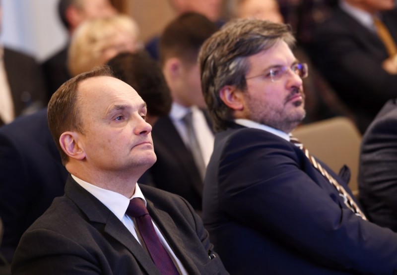 Ekspertu saruna: Vai laiks eiro zonas Finanšu ministrijai? 