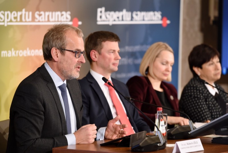 Ekspertu saruna: Vai laiks eiro zonas Finanšu ministrijai? 