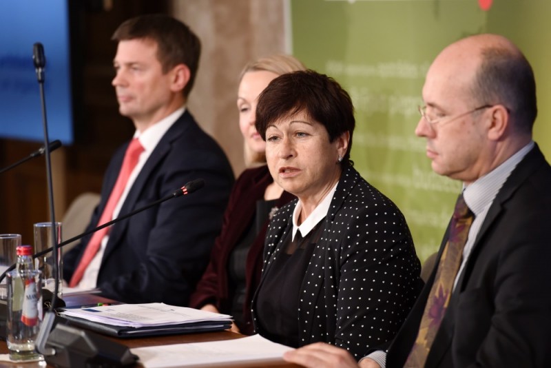 Ekspertu saruna: Vai laiks eiro zonas Finanšu ministrijai? 